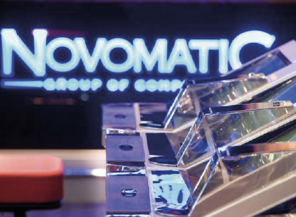 Nahaufnahme von Spielautomaten mit dem Novoatic-Log im Hintergrund.