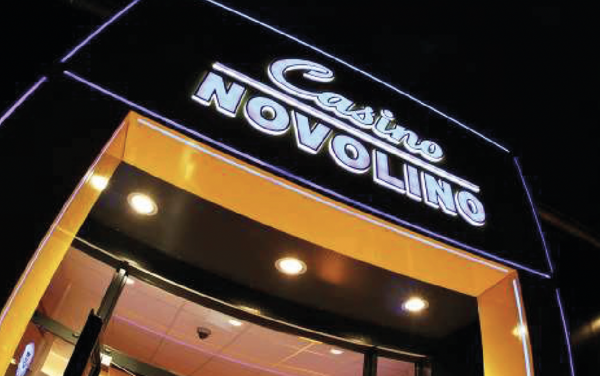 Eingang eines "Casinos Novoline" bei Nacht.