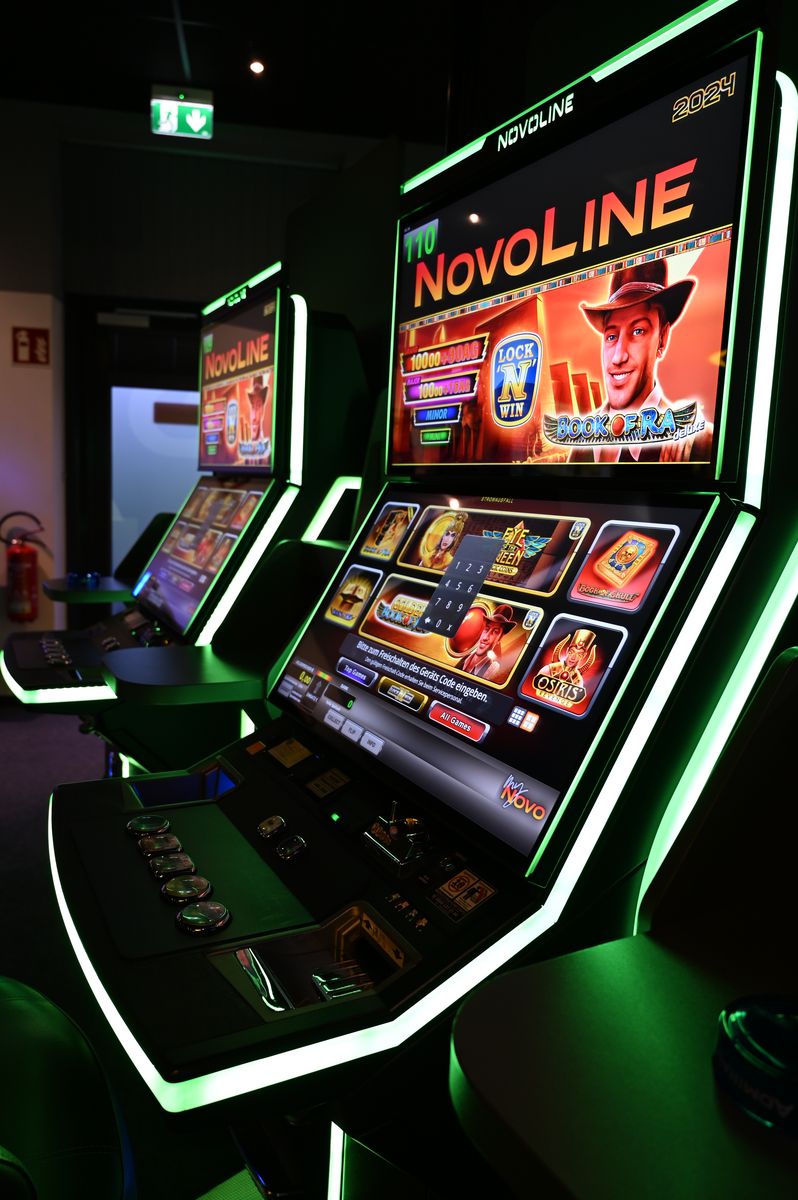 Novoline Automaten mit bunten Bildschirmen und grüner LED-Beleuchtung.