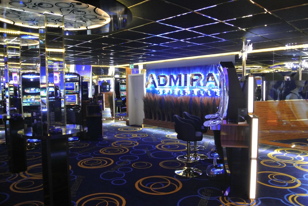 Innenraum einer Admiral Spielhalle mit vielen bunten Automaten.