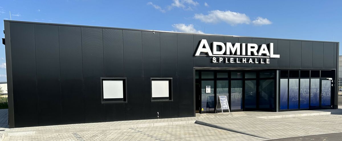 Moderne Admiral Spielhalle mit schwarzer Außenfassade.