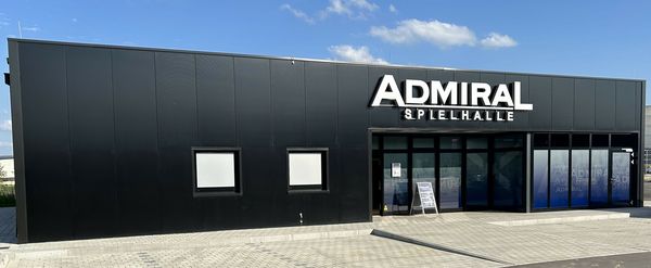Moderne Admiral Spielhalle mit schwarzer Außenfassade.