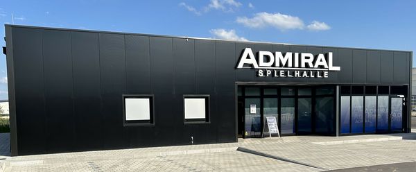 Moderne Admiral Spielhalle mit schwarzer Außenfassade.