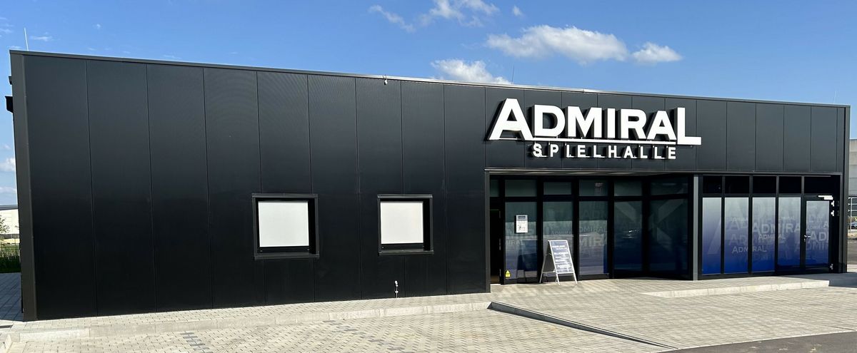 Moderne Admiral Spielhalle mit schwarzer Außenfassade.
