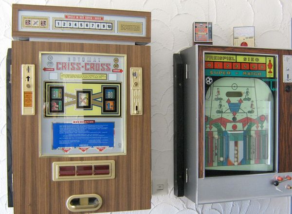 Zwei der ersten Geldspielautomaten, die das Unternehmen in Pfullendorf und der Region aufgestellt hat.