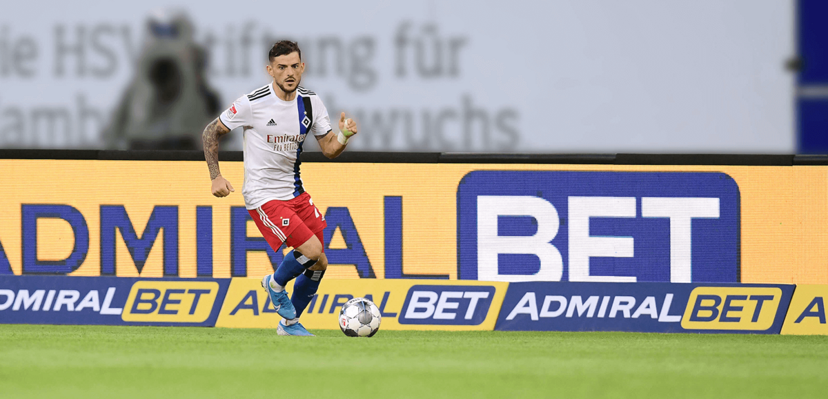 Fußballspieler vor Admiral Laufbanner am Feld