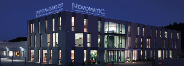 Das 2008 neu erbaute Bürogebäude mit dem Novomatic-Schriftzug am Dach.